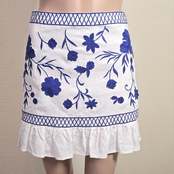 Blue Rain Francesca’s Embroidered Skirt Size S White/ Blue Flowers Print NWT - Picture 6 of 10
